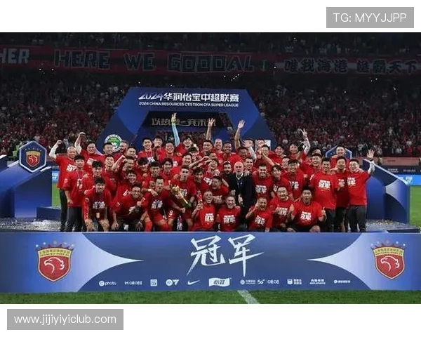 上海海港喜获三连冠更衣室庆祝合影传递冠军荣耀